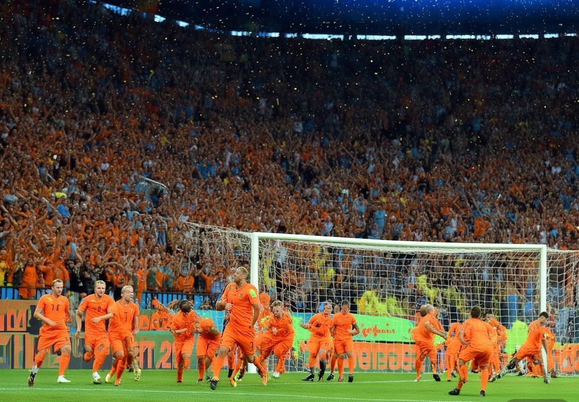 2014世界杯荷兰5-1西班牙：神话破灭的逆袭传奇之战